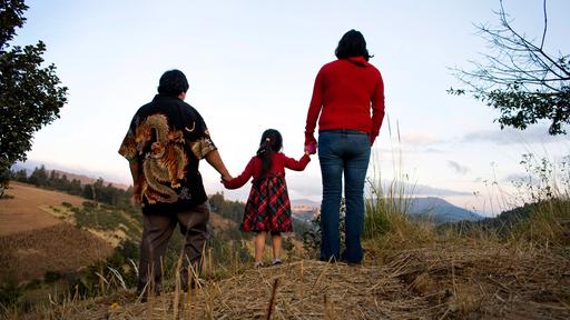 Sin País (En Español) Video Thumbnail